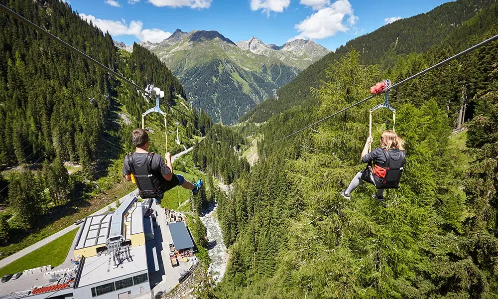 Fliegen durch Tirols Berglandschaften